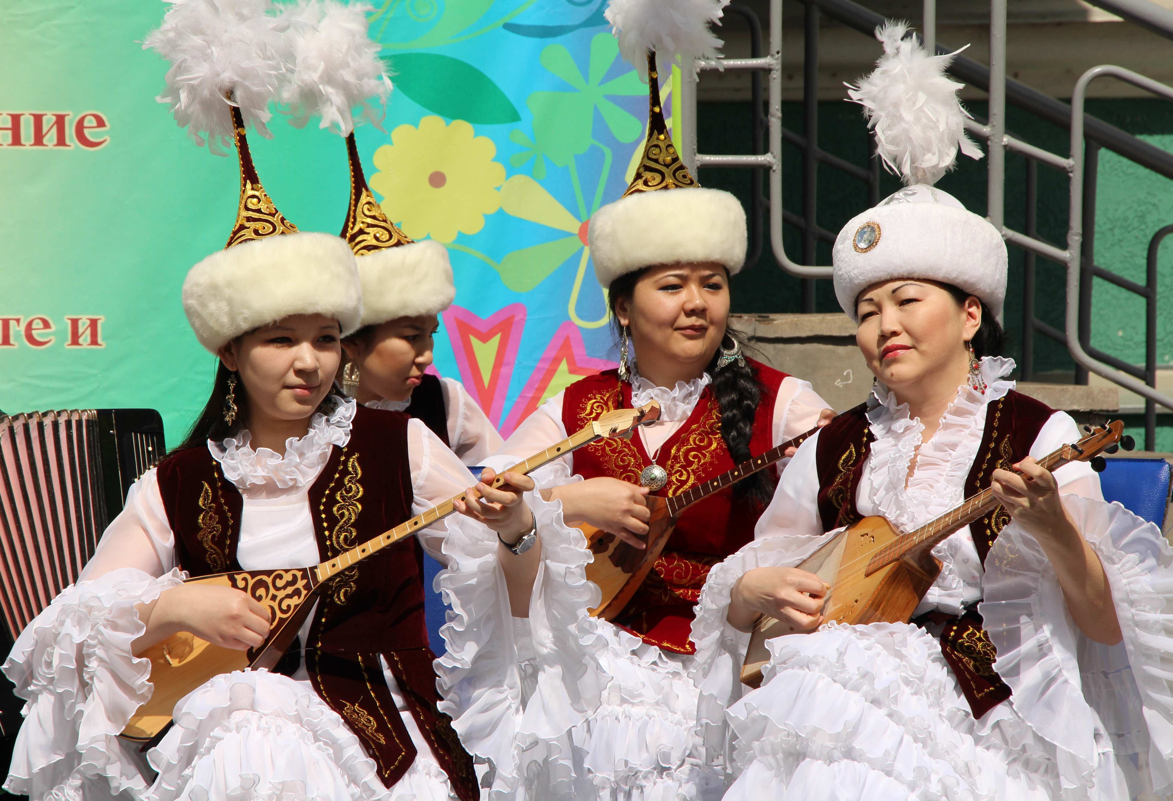 Фото на наурыз. Celebration of Nauryz. Дети казахи в национальных костюмах. Казах поет. Домбра казахский национальный костюм.